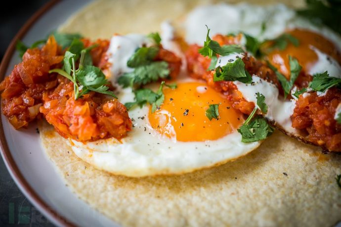 Huevos-Rancheros.-Mexican-spicy-breakfast-eggs-with-creme-fraiche-and-corn-tortilla-2-1024x683.jpg