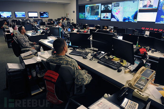 2012 년 8 월 28 일 화요일, 버지니아 주 알링턴에있는 방위군 사령부 직원이 열대성 폭풍 이삭이 멕시코만을 통과하는 진행 상황을 모니터링하고 있습니다.